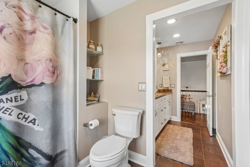 2nd Floor Full Bathroom
