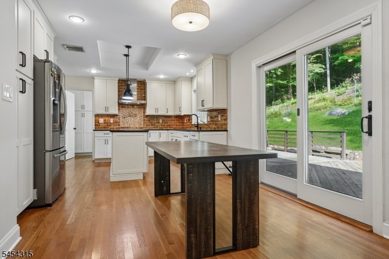 Kitchen & Breakfast Area