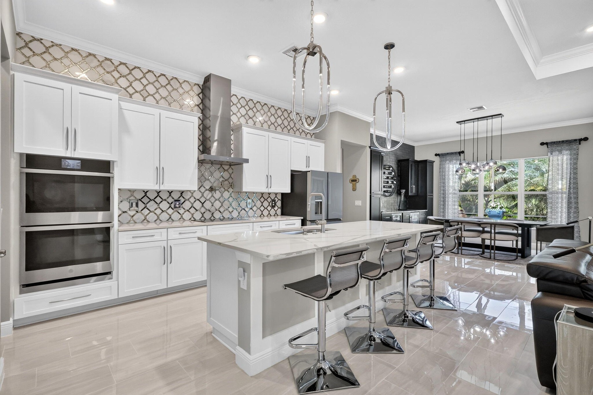Entertaining Kitchen with Large Island