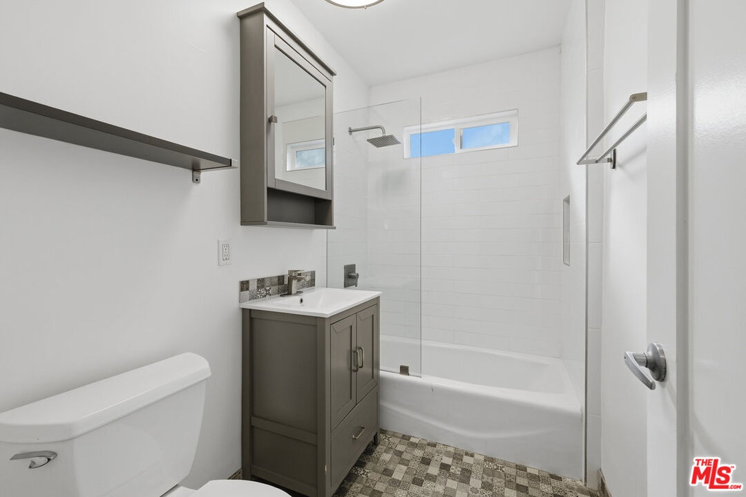 839 1/2 Upstairs Bathroom