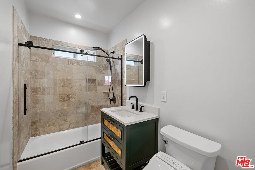 839 Upstairs Bathroom