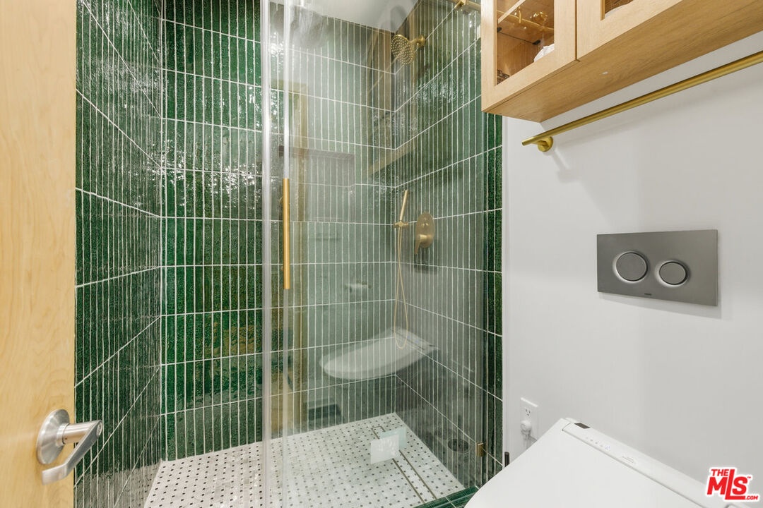 837 1/2 Downstairs Bathroom
