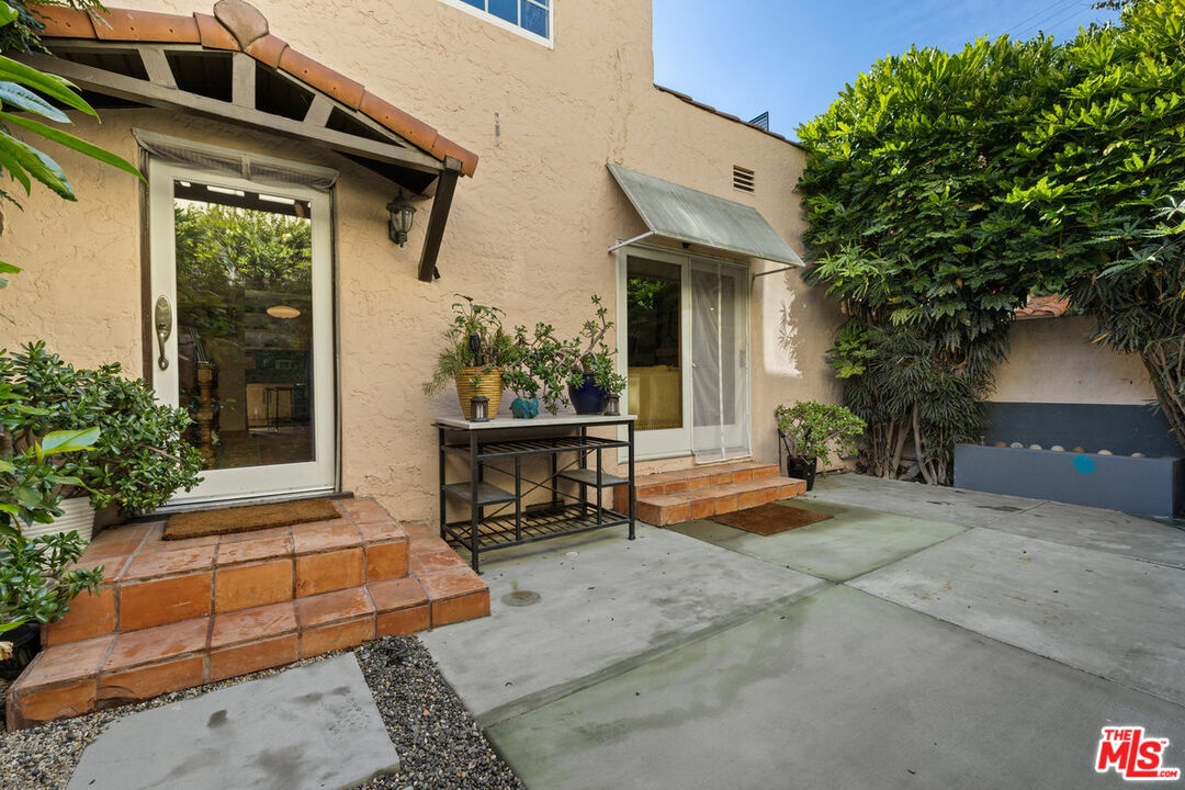 837 1/2 Private Patio
