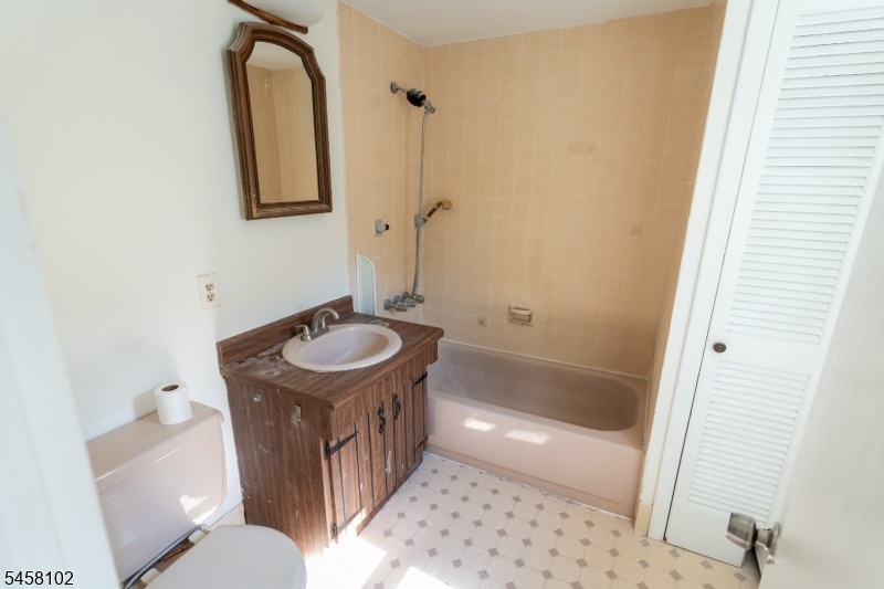 2nd floor Bathroom