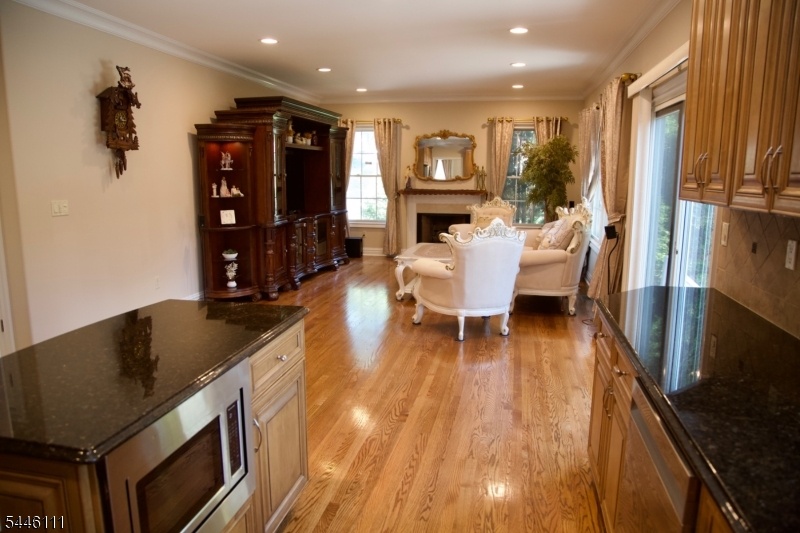 Alternate view Family room