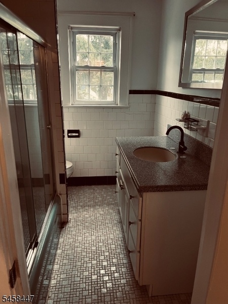 Bathroom 1 apt 2