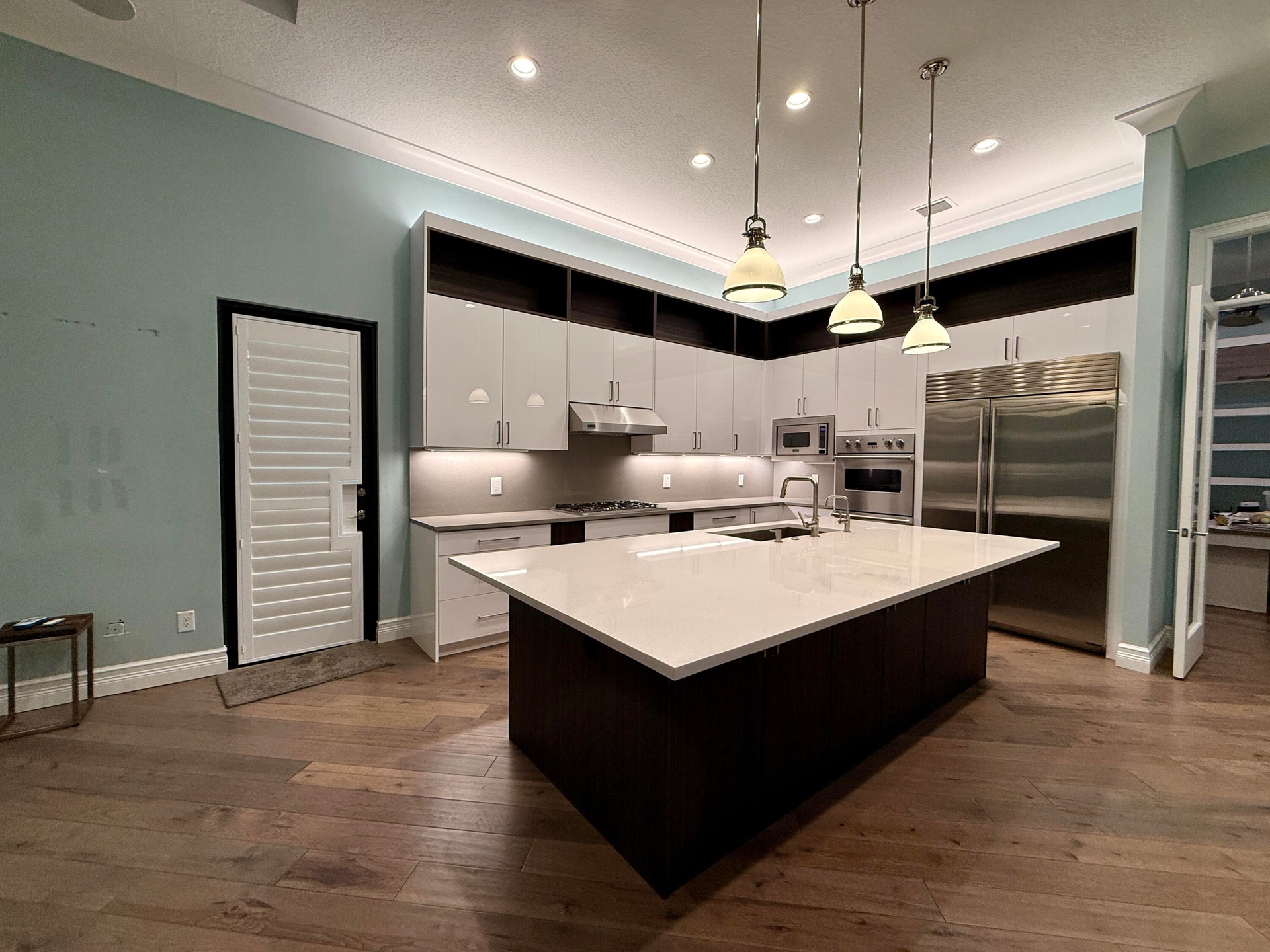 Sub Zero and Viking appliances , Natural gas Range and Cooktop with Quartz Counter tops