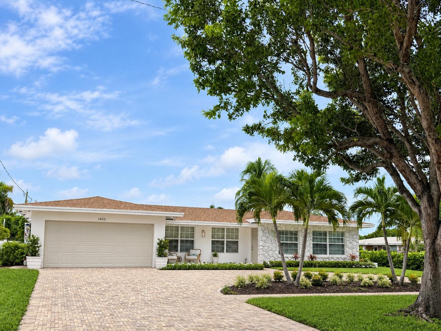 circular driveway offers lots of parking