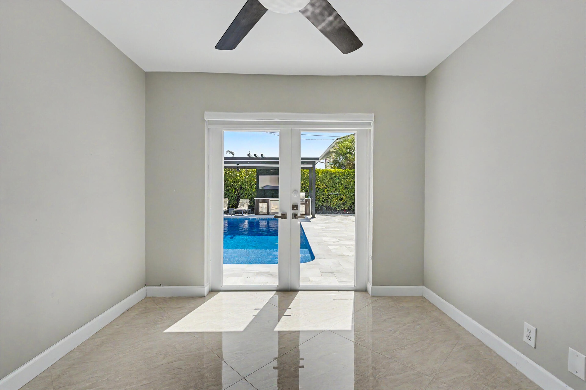3rd bed to pool