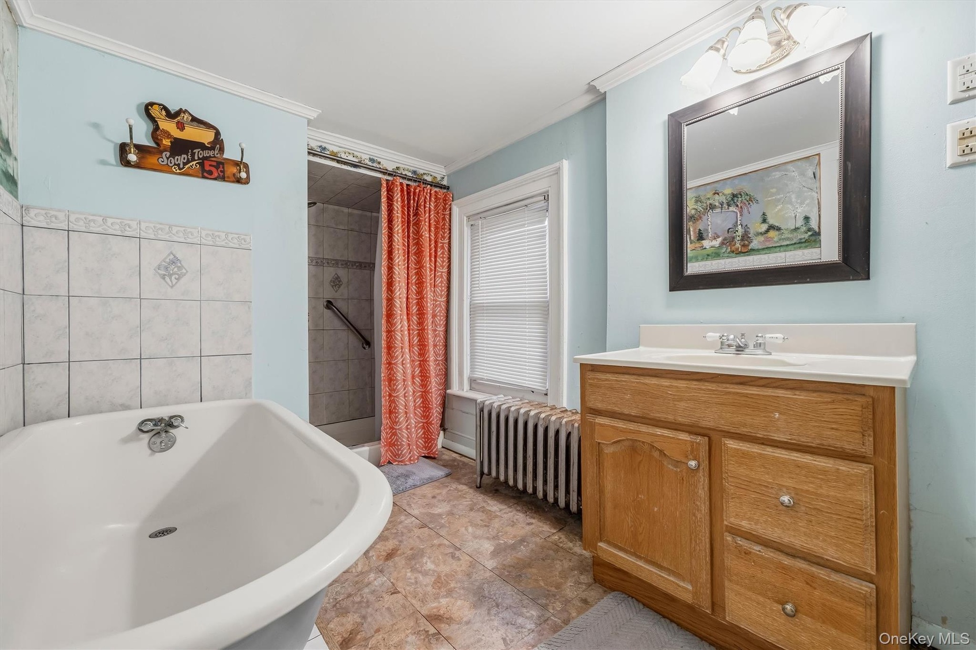 MAIN HOUSE - Another view of the full bathroom.