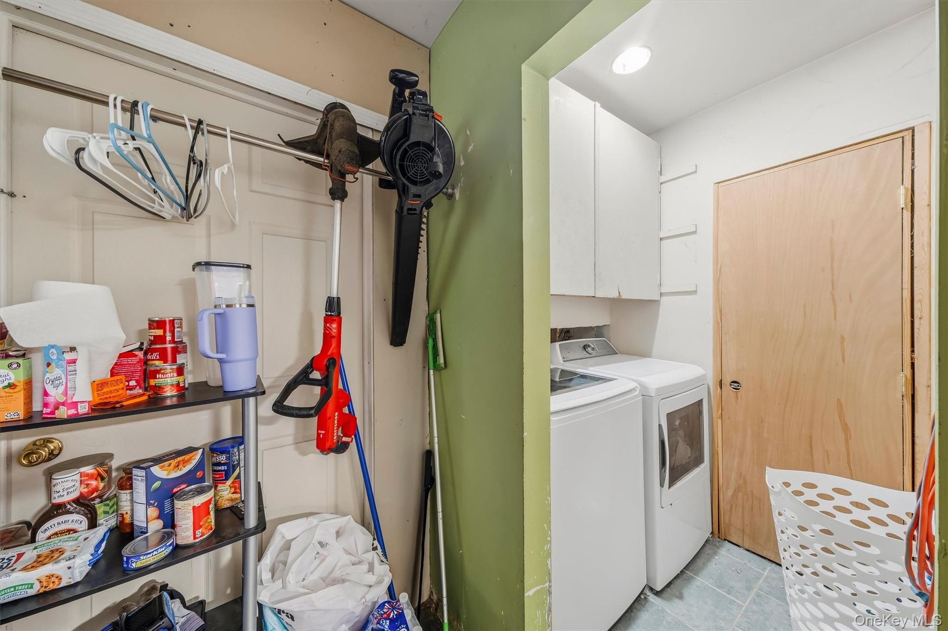 MAIN HOUSE - Laundry room area with washer and dryer