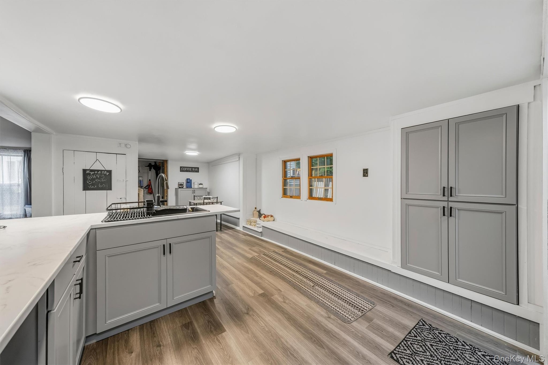 MAIN HOUSE - Casual dining or coffee nook located just off the kitchen.