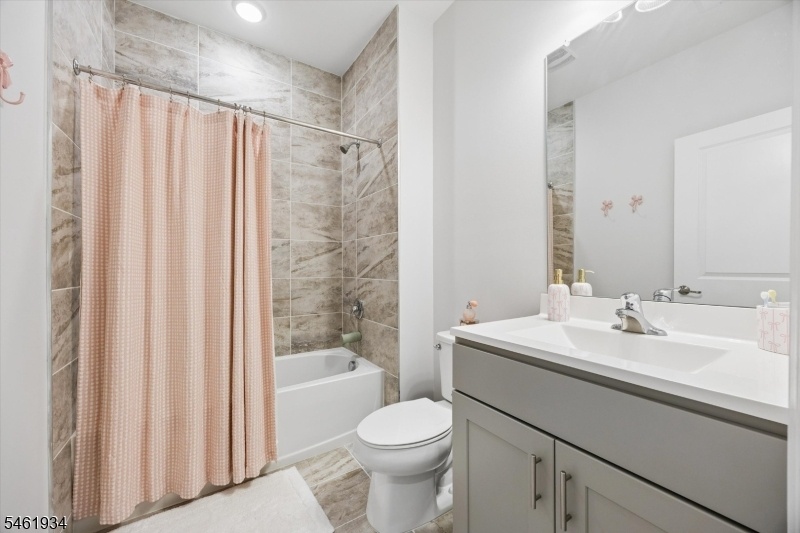 Ensuite BA in Bedroom 2