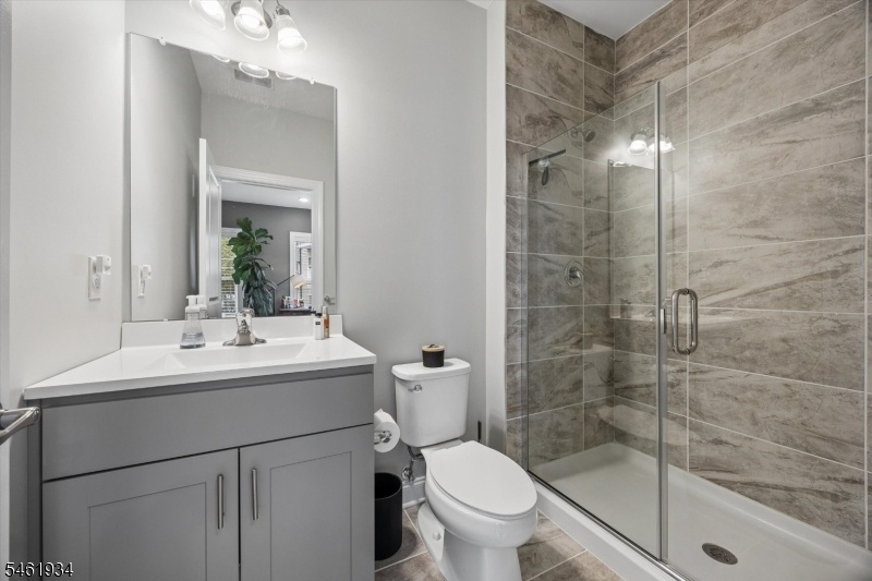 Full bath in ground floor BR