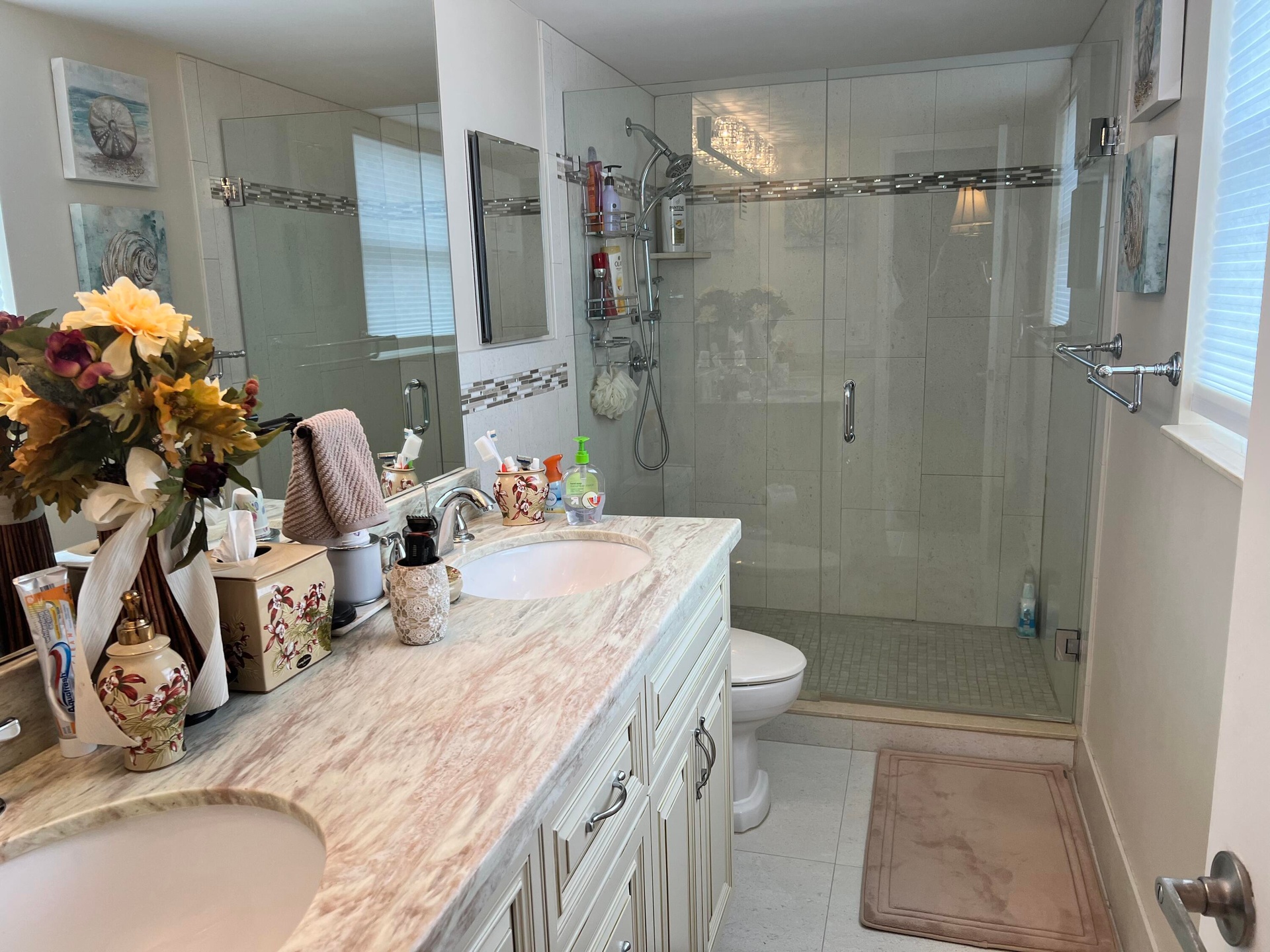 Only floor plan with a window in the bathroom