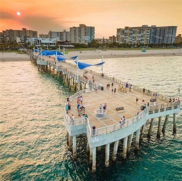WALK TO LAUDERDALE BY THE SEA BEACH, STORES, RESTAURANTS, NIGHTLIFE, TRANSPORTATION, AND ONLY MINUTES TO FORT LAUDERDALE, POMPANO BEACH ATTRACTIONS AN