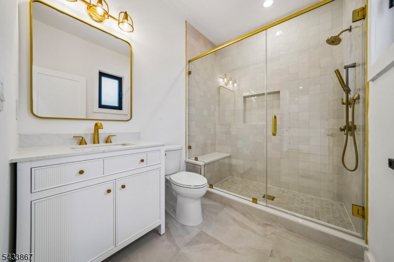 Beautiful Full Bath