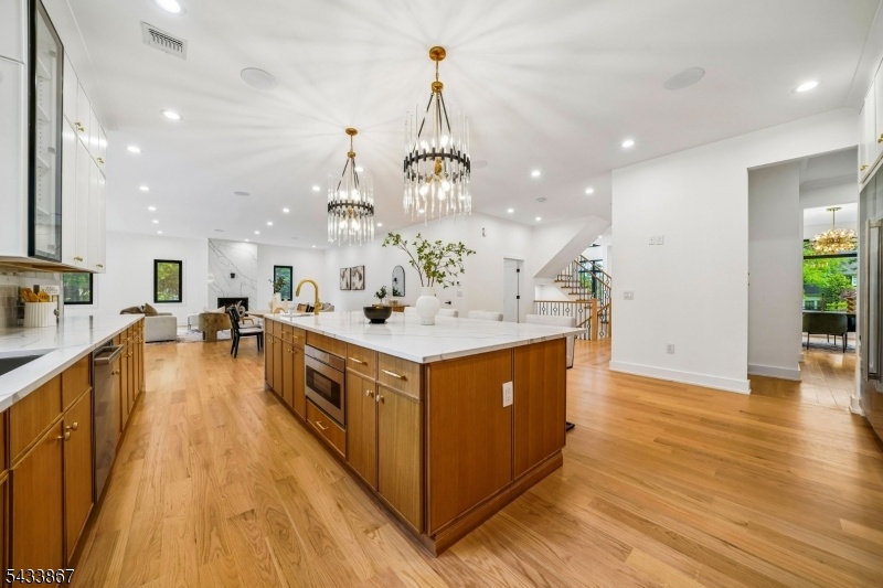 Gourmet Eat-in Kitchen