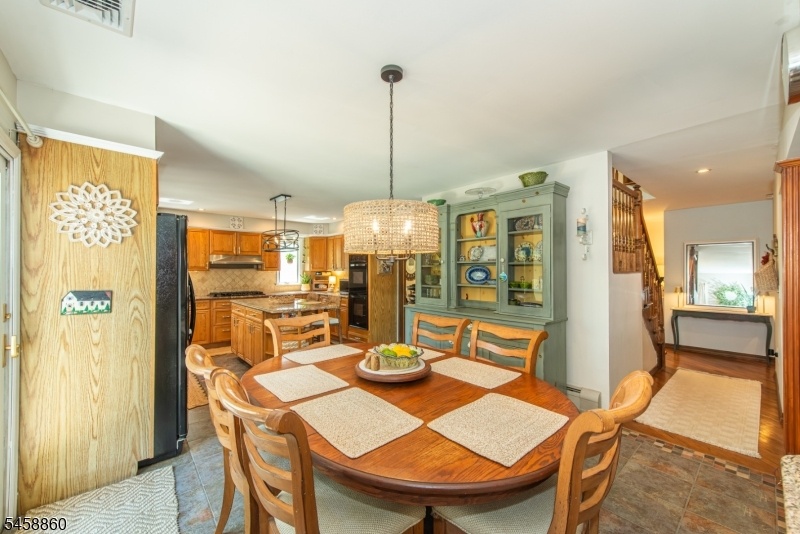 Kitchen w/ eat in area