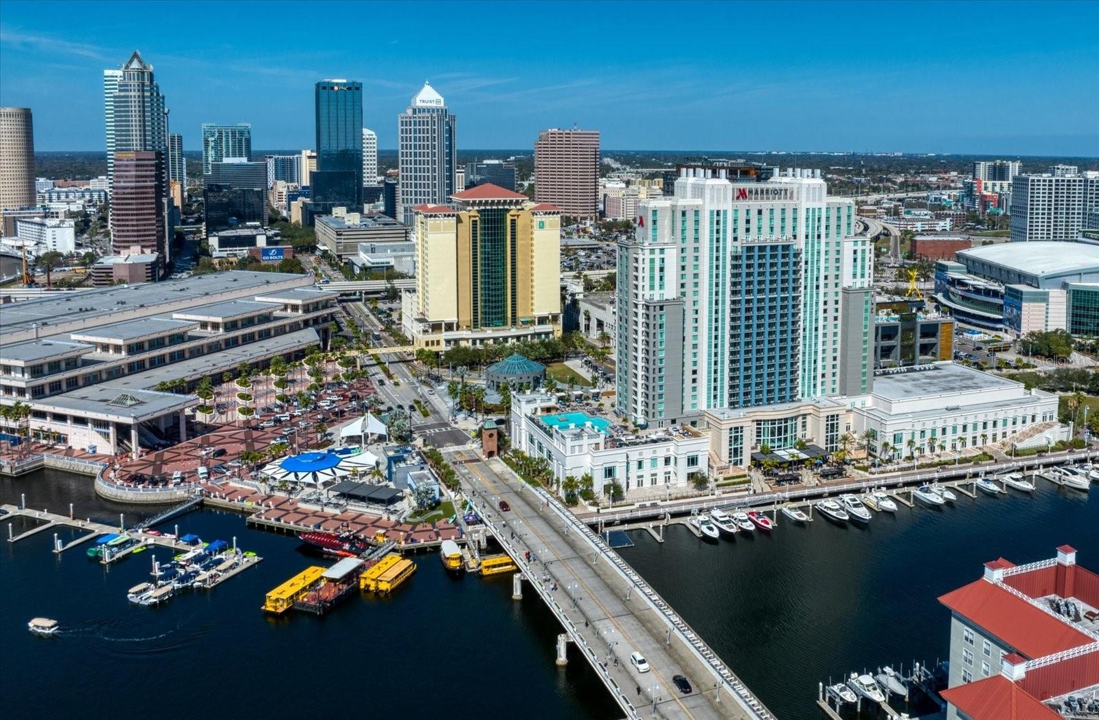 Stroll across the Harbour Island bridge to countless restaurants, events in downtown, Water Street,  Sparkman Wharf, Channelside, and more!