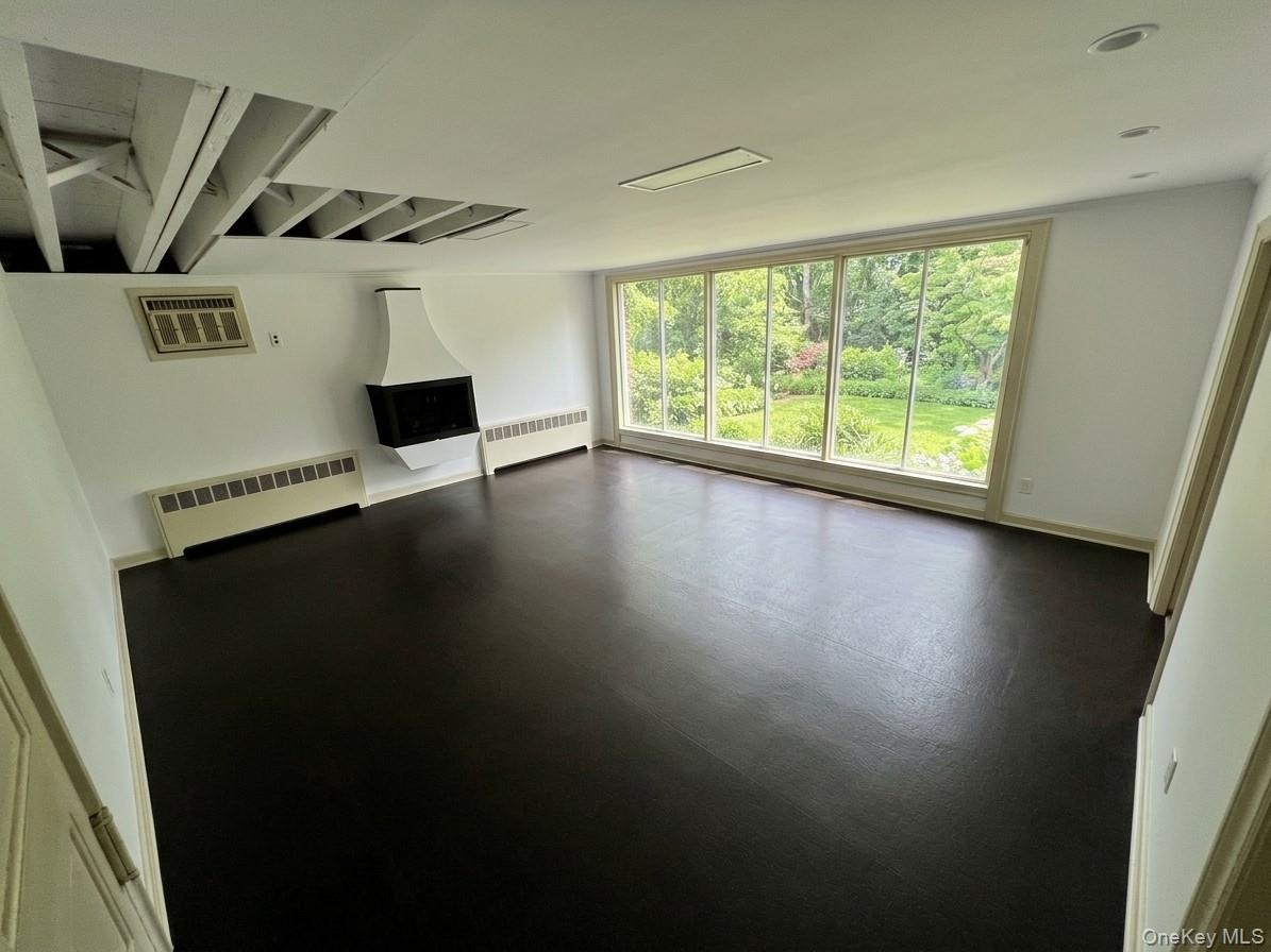 Large Family Room w/ electric fireplace
