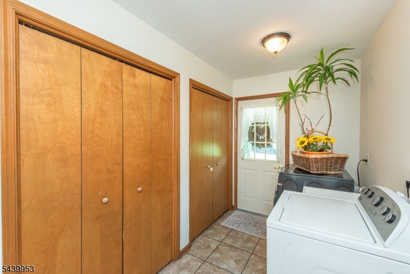 Mudrm/laundry to Porch& Deck