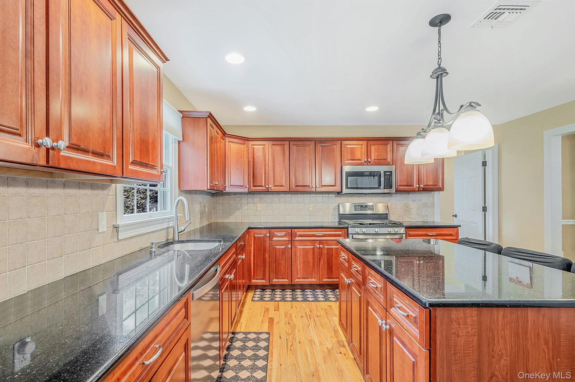 Natural Gas Cooking, Kitchen with Center Island