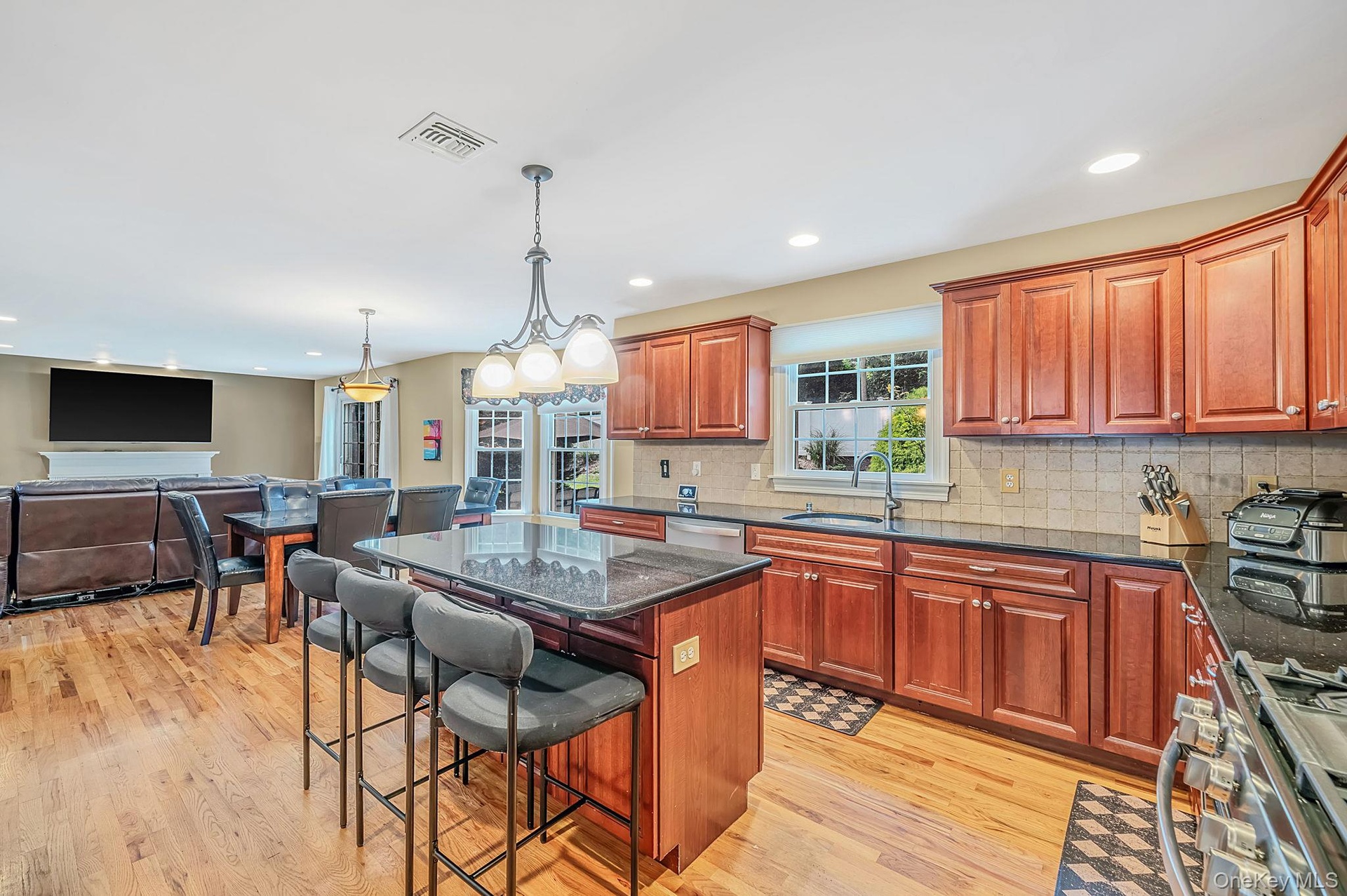 Natural Gas Cooking, Kitchen with Center Island