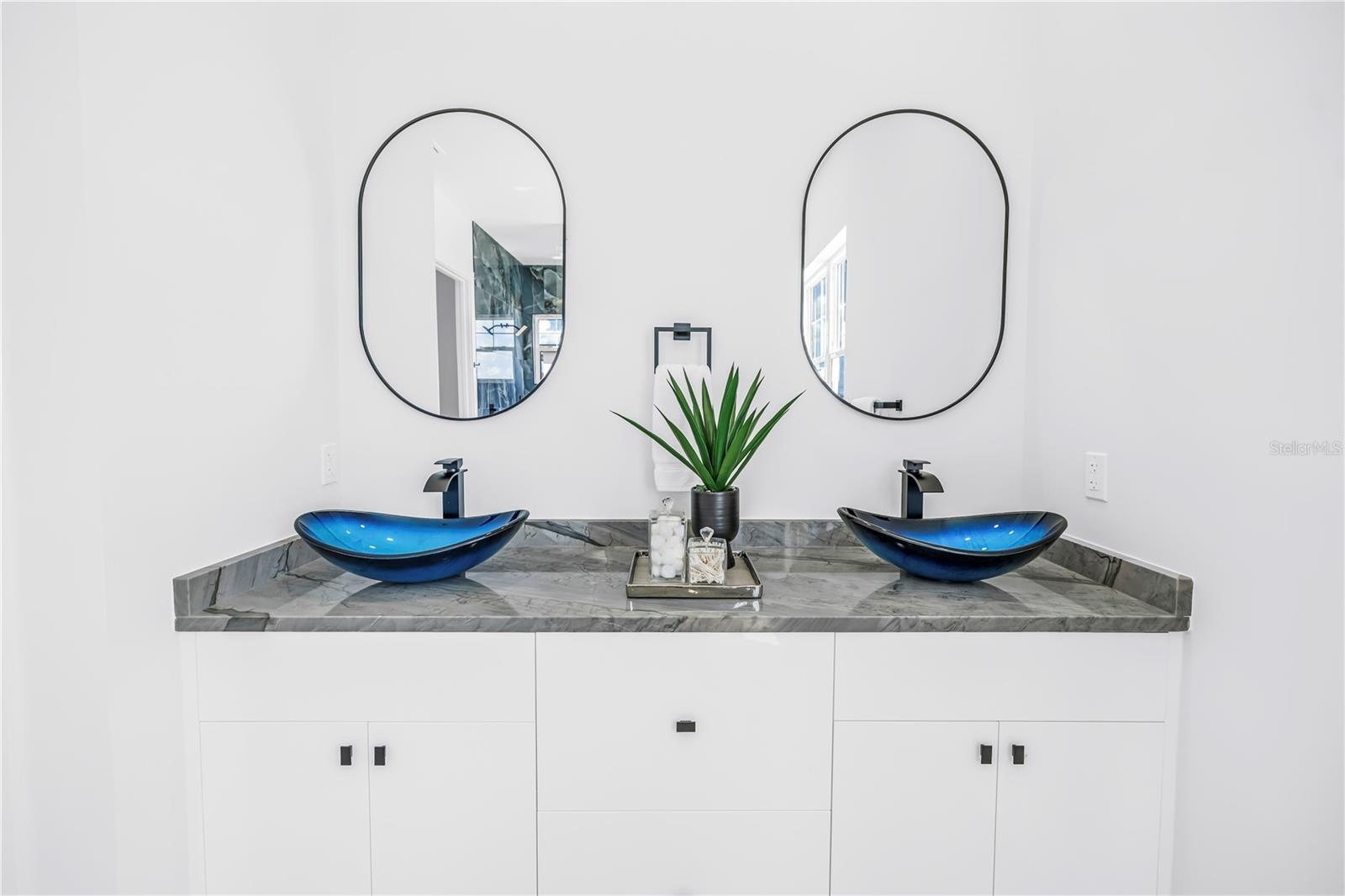 PRIMARY BATHROOM 2 SINKS