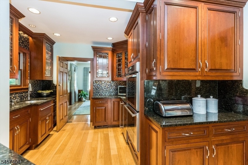 Kitchen w/ butler's pantry