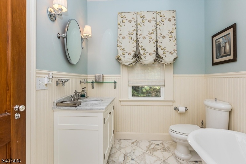 2nd fl hall bath