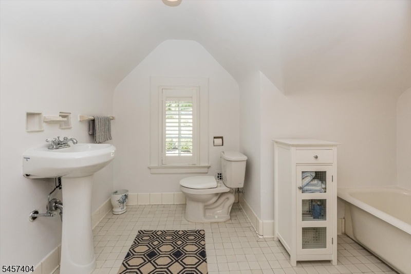 3rd fl hall bath