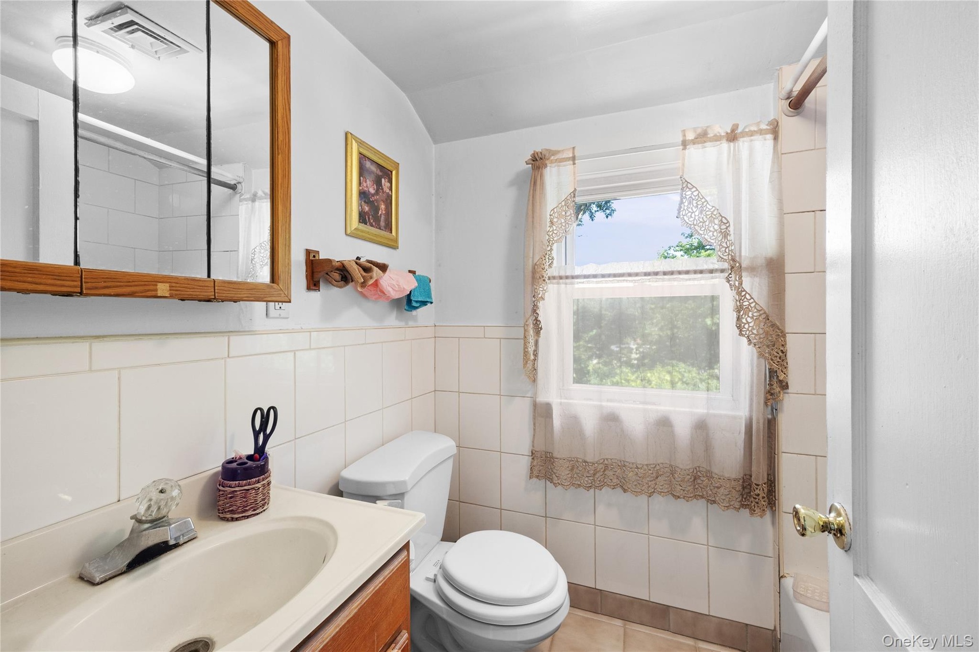 2nd floor Full bathroom with tub