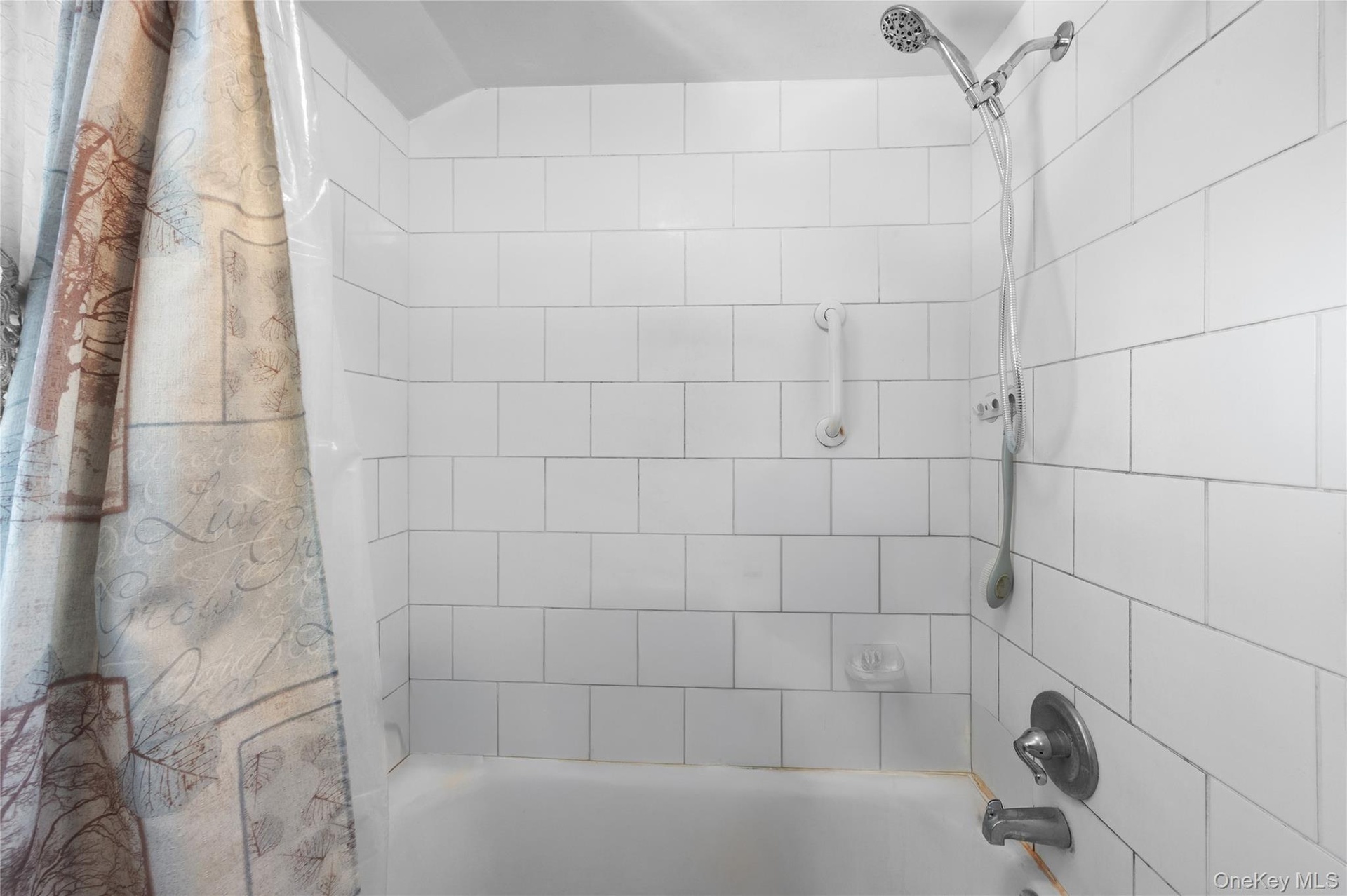 2nd floor Full bathroom with tub