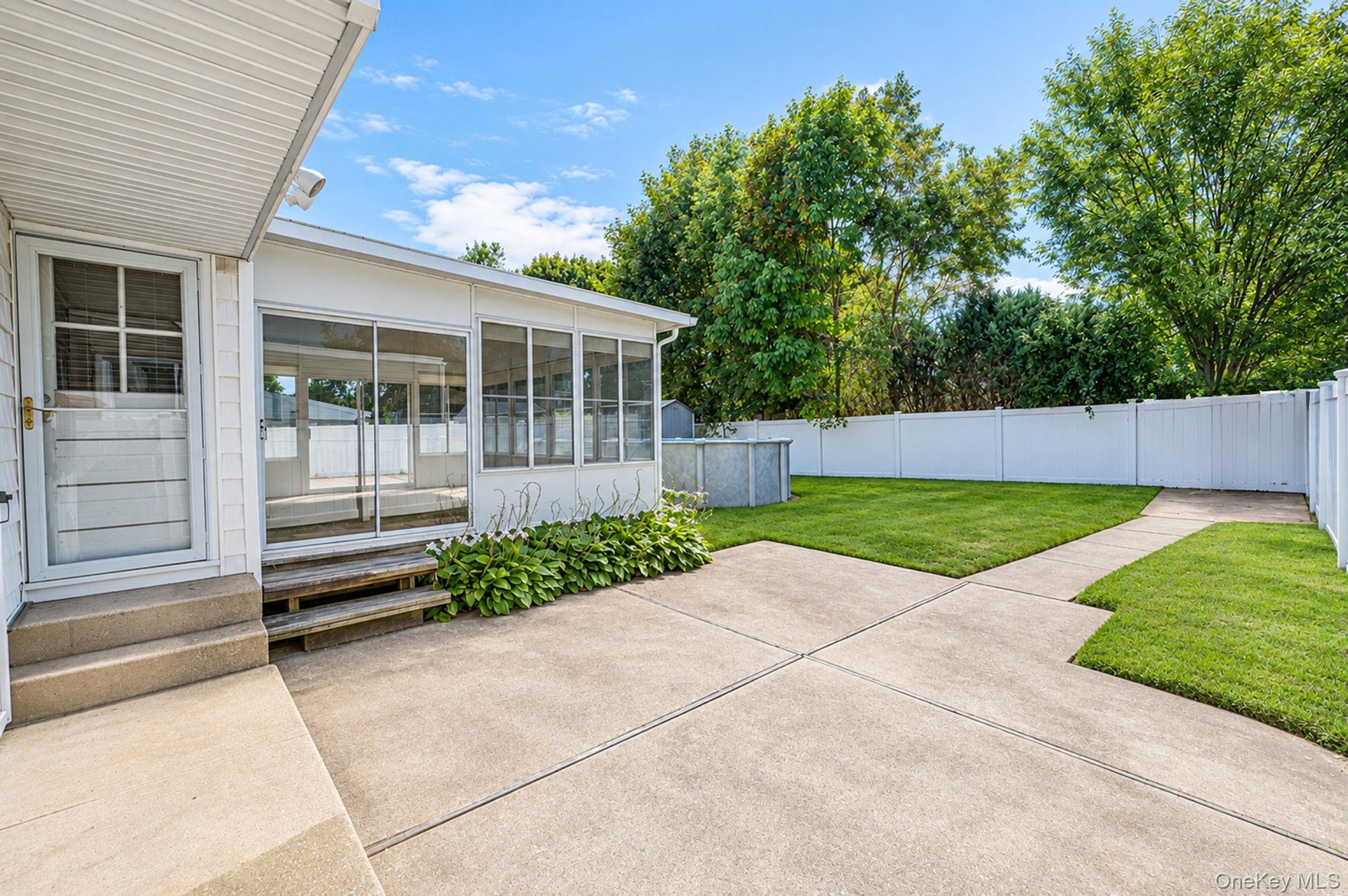 62x100 Lot, Patio Area, Deck, IGS, Shed, PVC Fencing