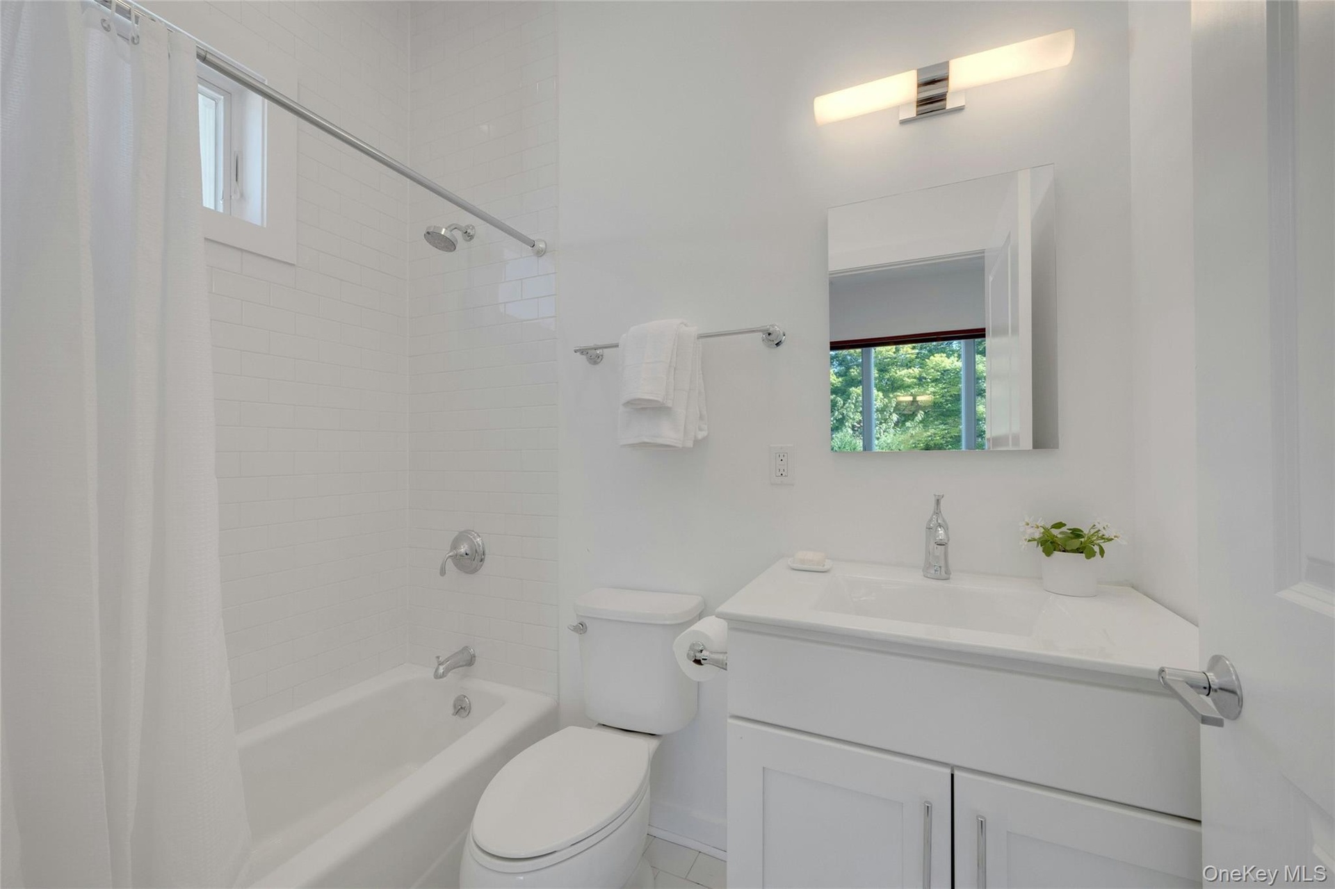 Full bathroom in second bedroom