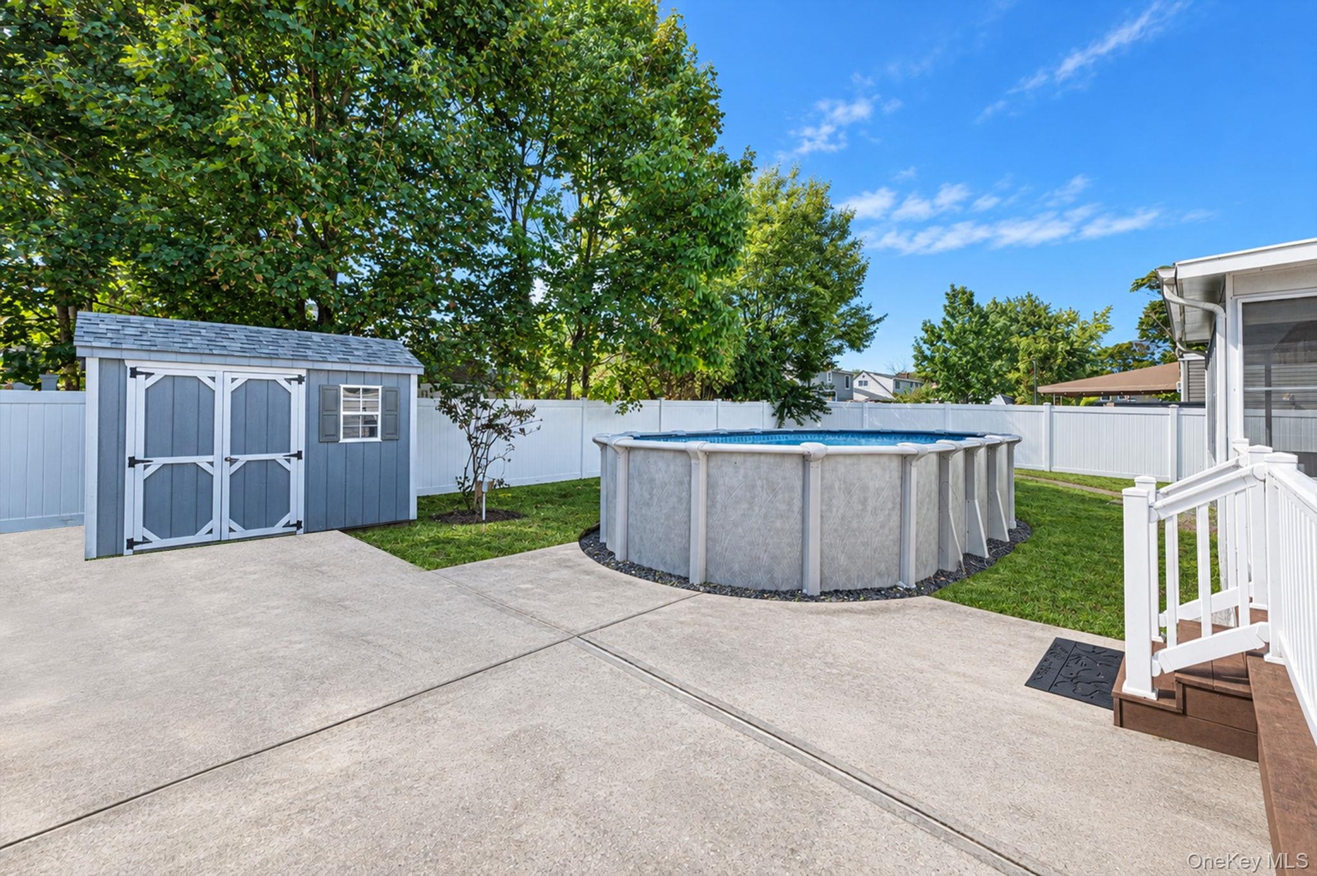 62x100 Lot, Patio Area, Deck, IGS, Shed, PVC Fencing