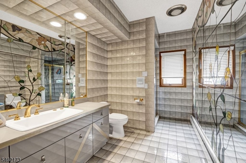 1st floor Bath