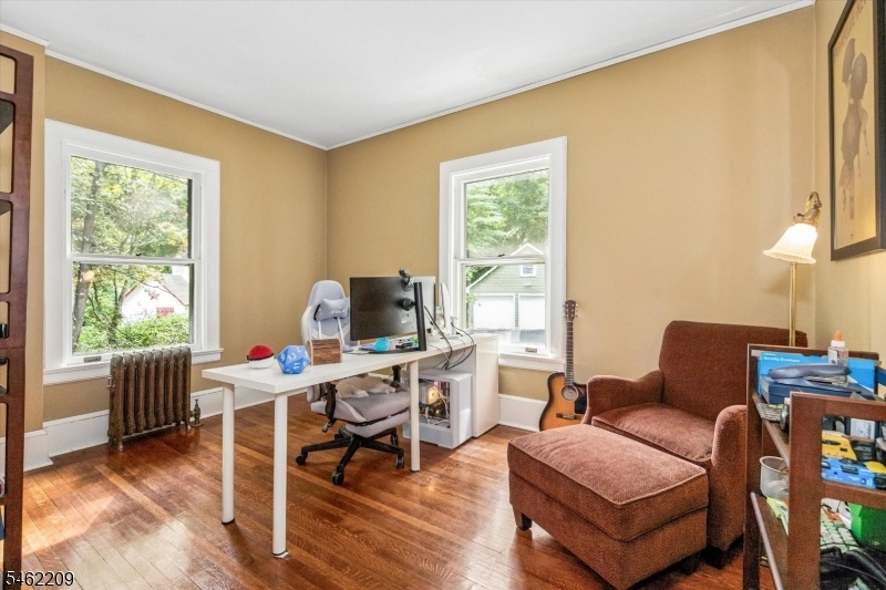 Guest room/office w/attac bath