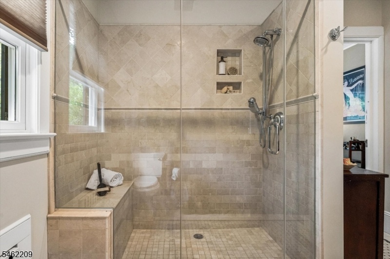 Oversized shower w/bench