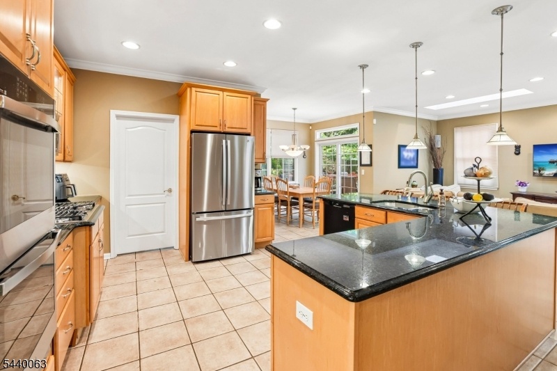 Kitchen/ Breakfast Nook