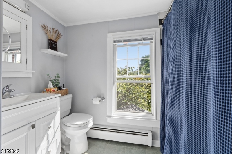 2nd flr full bath