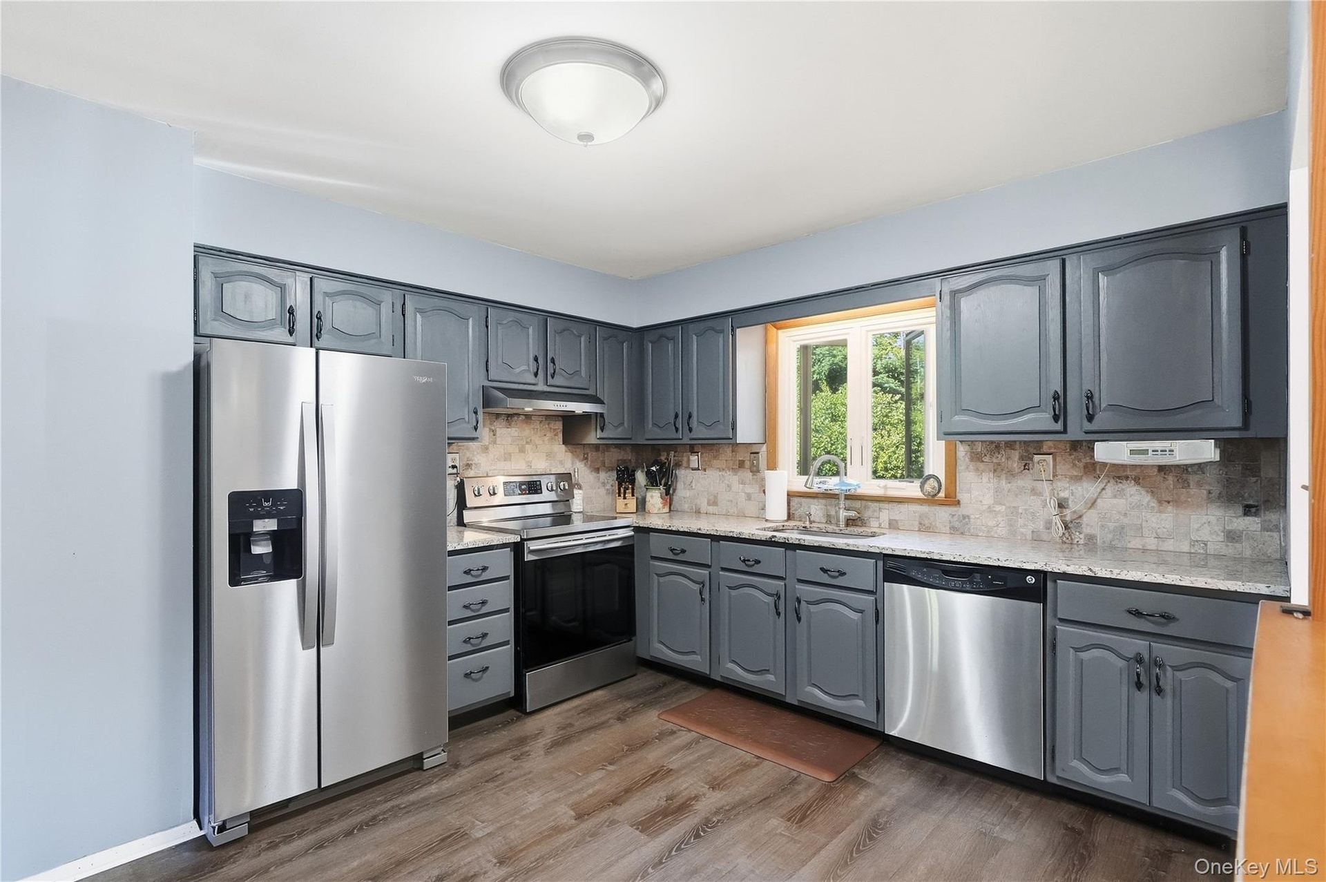 Kitchen equipped with stainless steel appliances