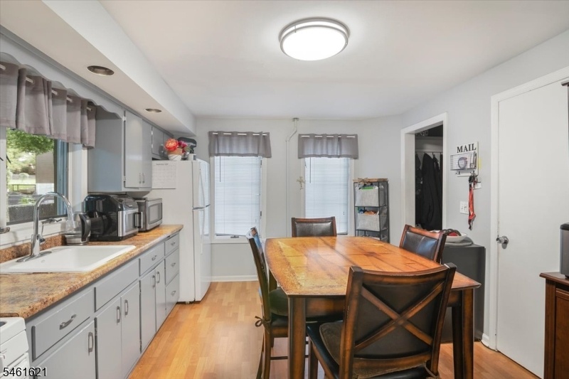 Eat-in Kitchen