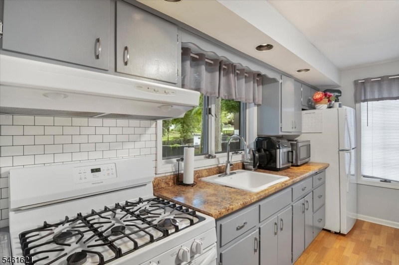 Eat-in Kitchen