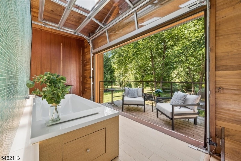 Guest House Balcony/Tub