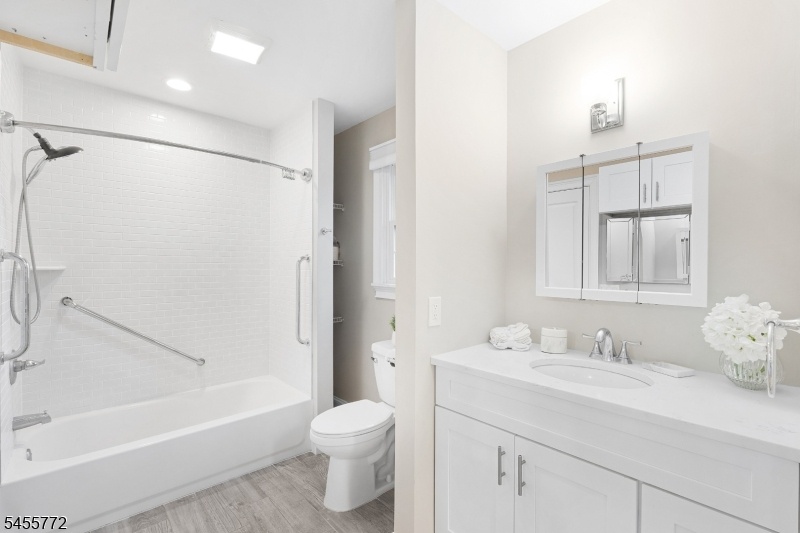 Full Bath/ 1st Floor