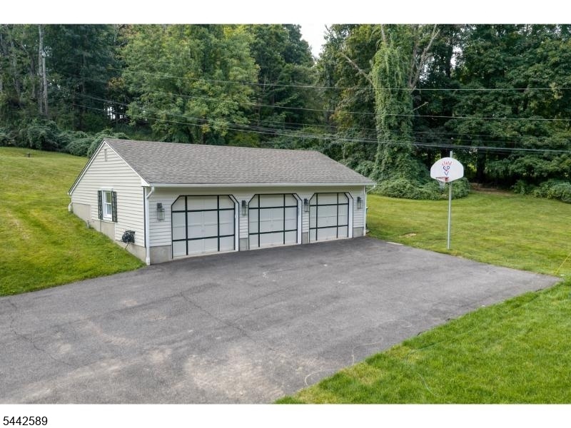 Detached 3-car Garage