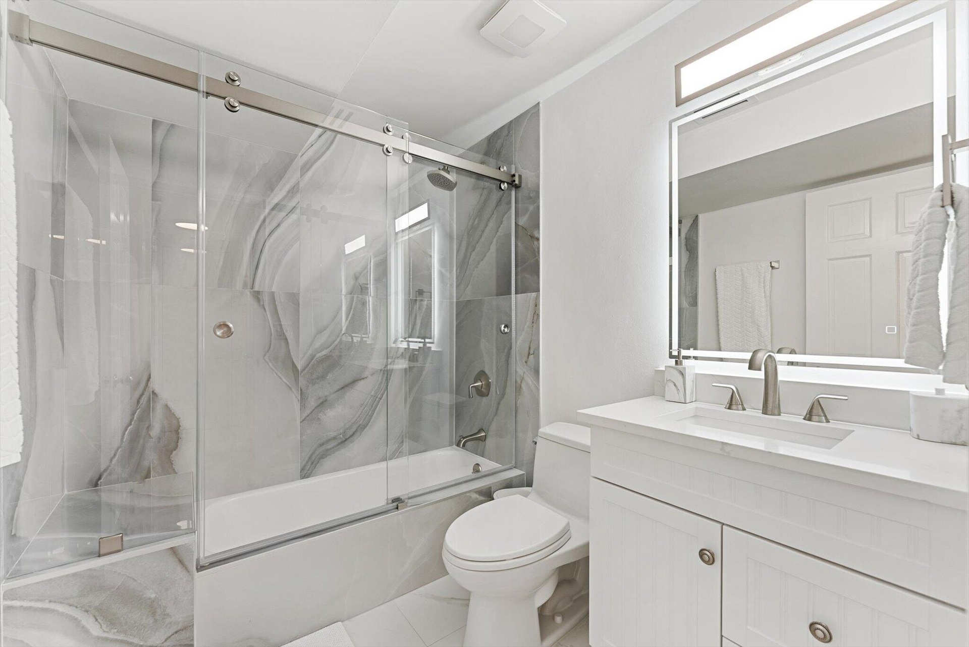 Stylishly renovated 2nd bathroom/tub/shower