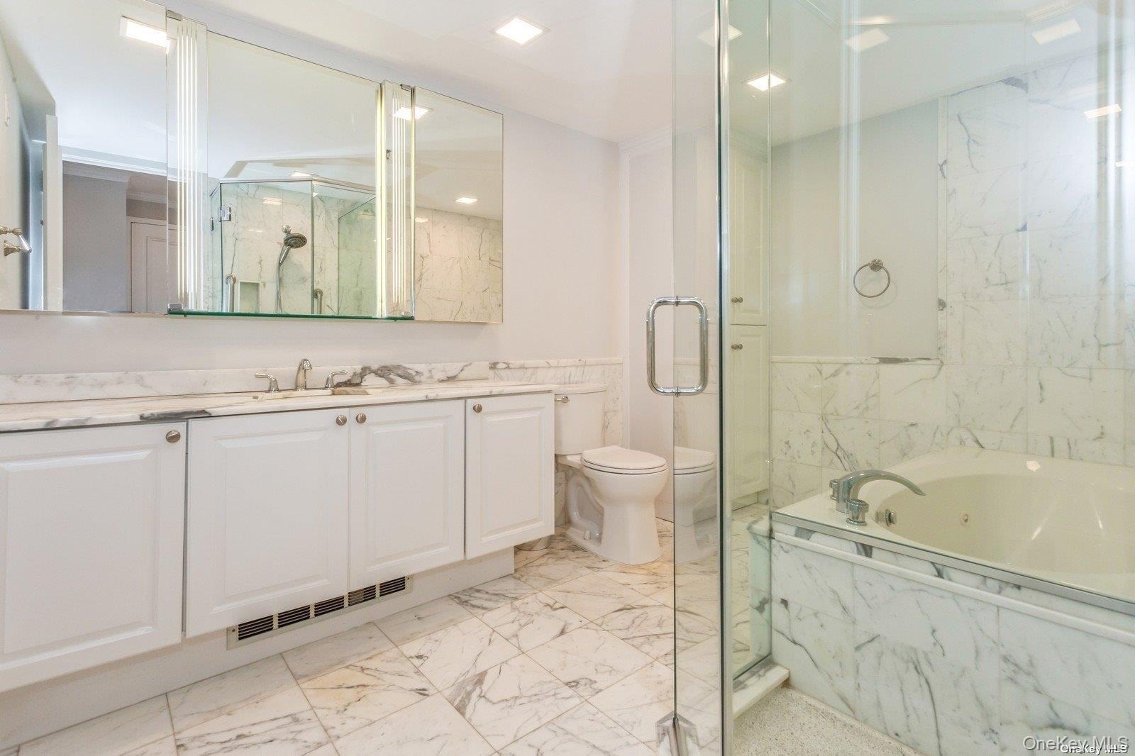 Primary en suite bath